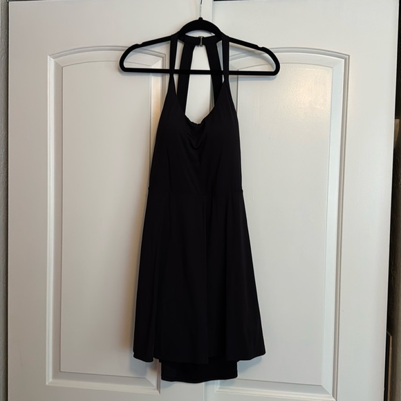 Twist back Halara tennis dress with built in shorts and pockets - Picture 3 of 7
